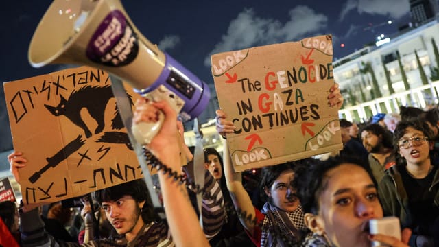 800 Israeli Protesters Rally Against Netanyahu's Multi-Front Wars