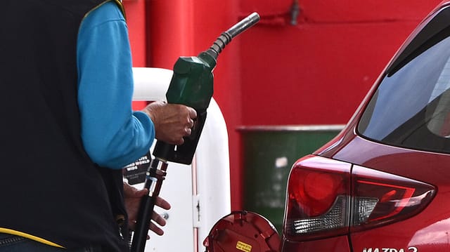 Australia Eyes Budget Relief as Iran Blocks Strait, Threatens Oil Prices