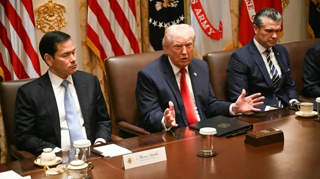 Trump Convenes Iran Crisis Meeting as Hormuz Ceasefire Nears End