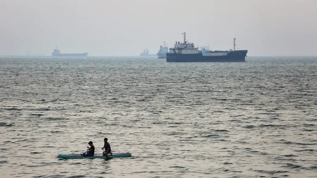U.S. and Iran Seize Tankers in Hormuz Strait Despite Fragile Ceasefire