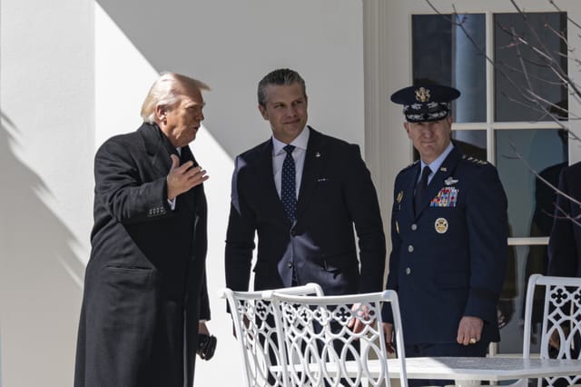 Trump Huddles with Security Team on Iran's Strait of Hormuz Proposal