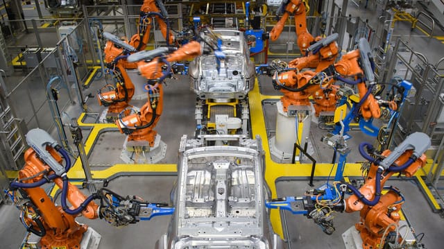 Trump Sets 25% Tariff on EU Cars, Exempts European Automakers Building in US
