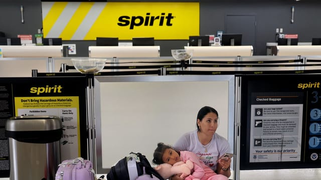 Spirit Airlines Collapse Strands Passengers — Rivals Offer Limited Rescue Flights